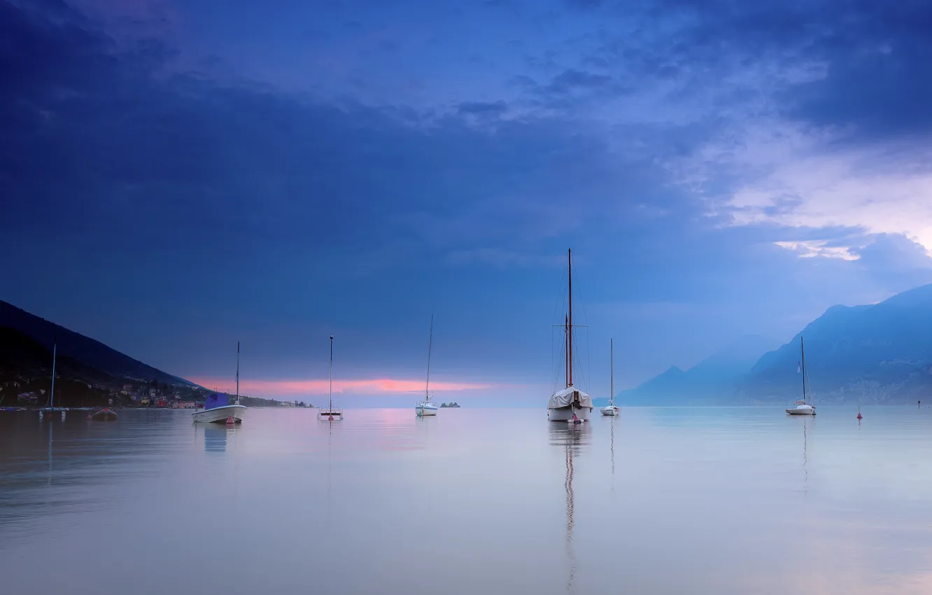 Фото обои небо, закат, горы, тучи, туман, яхты, вечер, Италия