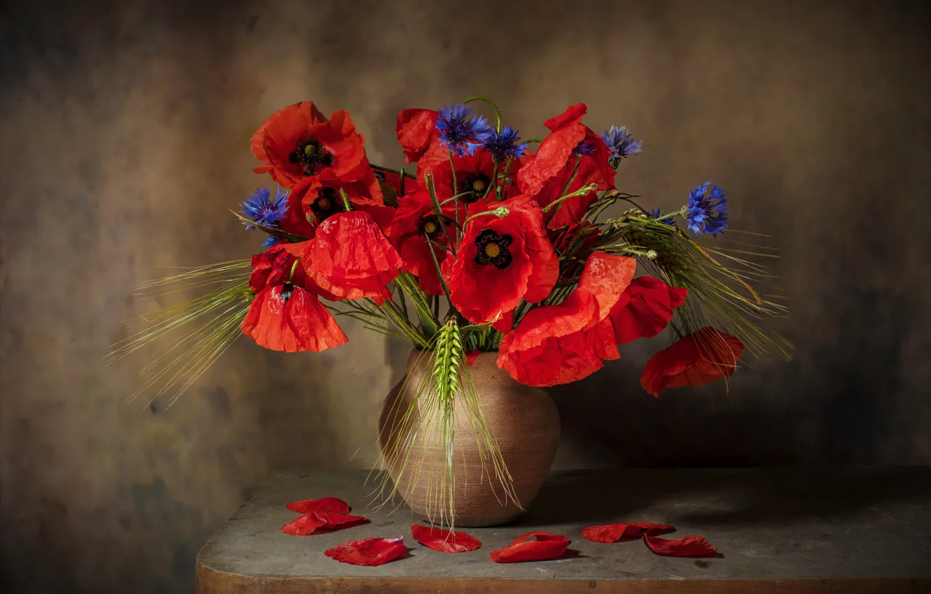 Фото обои цветы, темный фон, стол, рожь, маки, букет, лепестки, красные