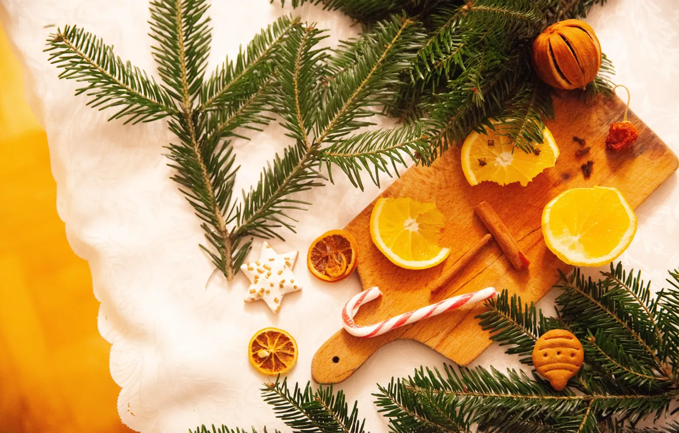 Фото обои ветки, апельсины, печенье, Рождество, Новый год, хвоя, композиция, разделочная доска