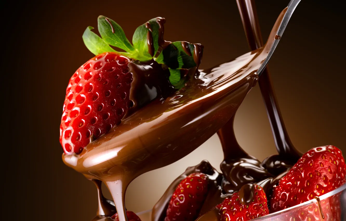 Фото обои листья, ягоды, шоколад, клубника, ложка, красные, десерт, сладкое