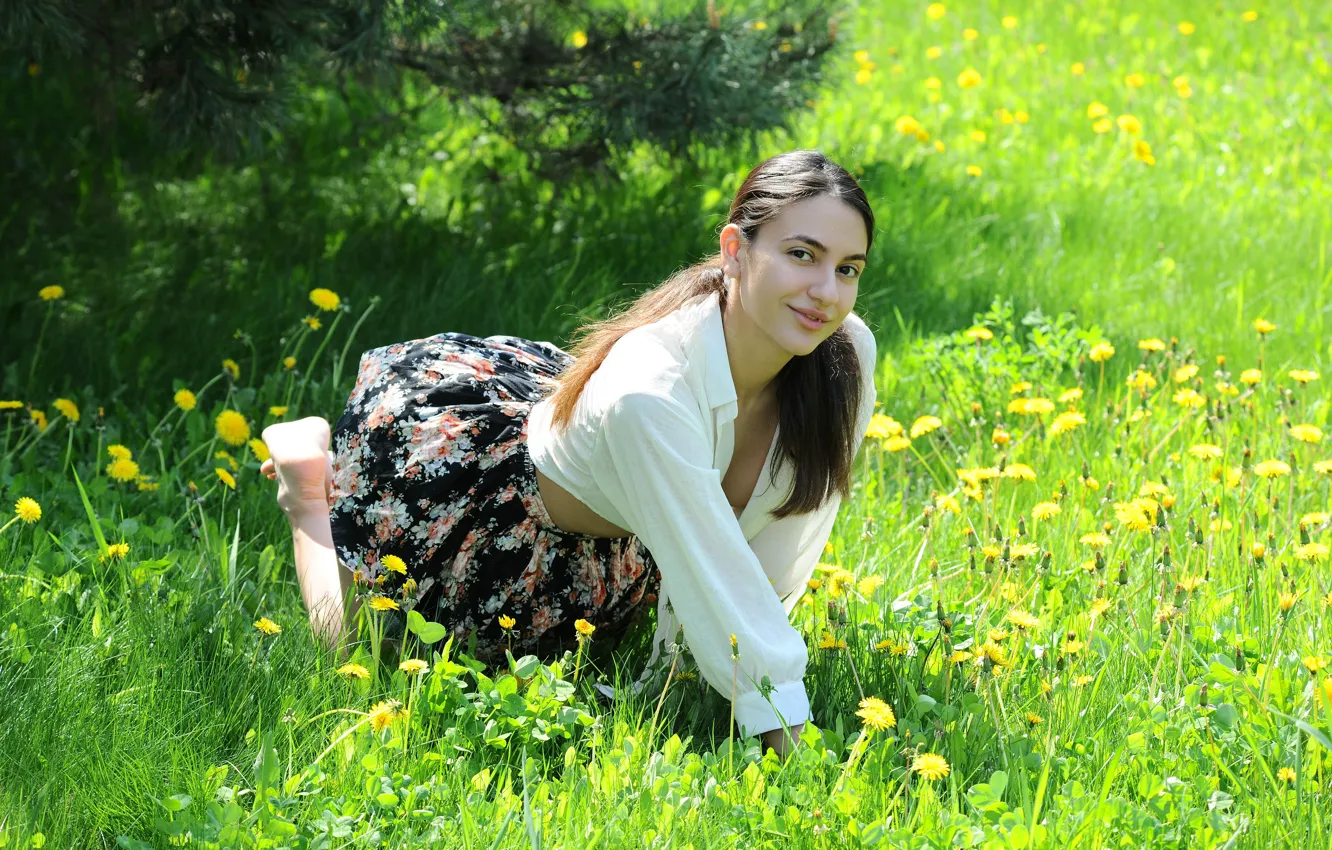 Фото обои grass, cleavage, hot girl, field, brown hair, nature, yellow, sexy woman