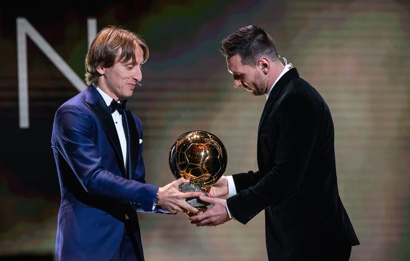 Фото обои football, Лионель Месси, Lionel Messi, Золотой мяч, Luka Modrić, Лука Модрич, Ballon d'Or