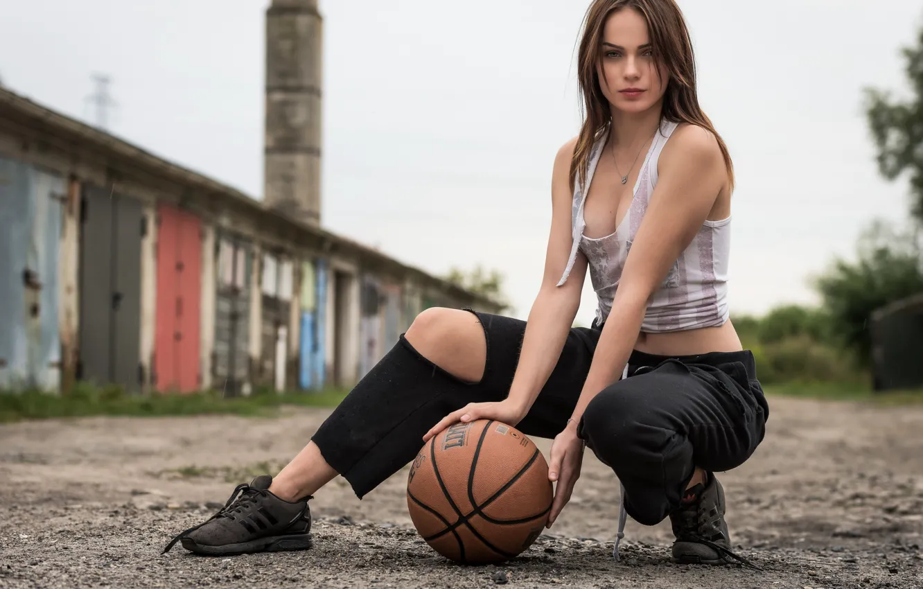 Фото обои гравий, basketball, баскетбольный мяч, милая девушка, cute girl, gravel, ripped jeans, рваные джинсы
