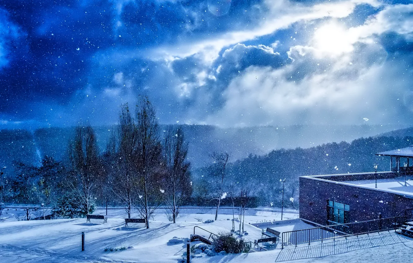 Фото обои небо, облака, снег, деревья, здание, Зима, скамейки