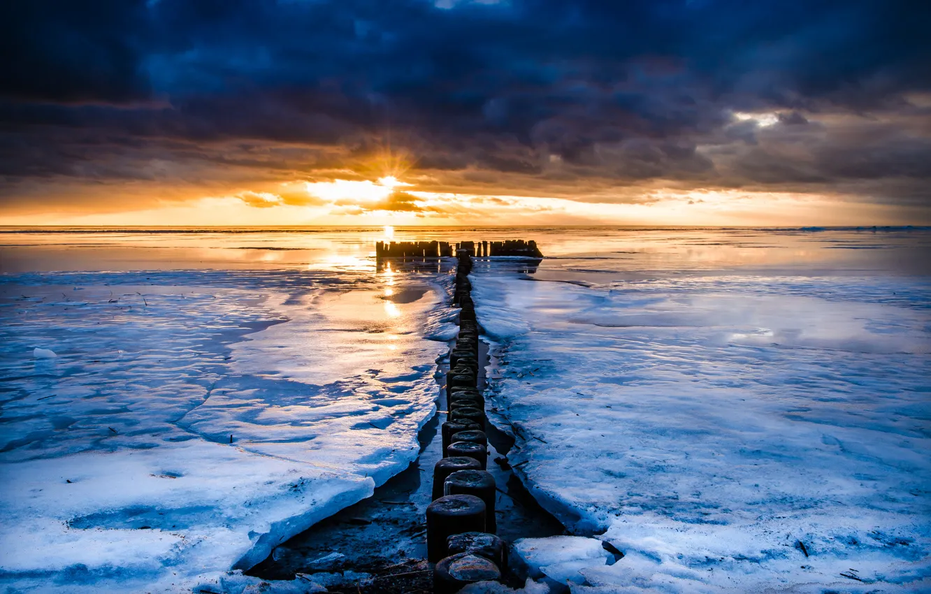 Фото обои море, закат, лёд, сваи