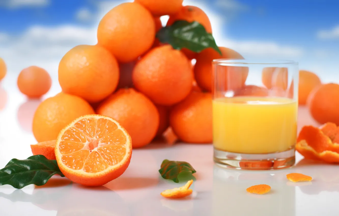 Фото обои стакан, апельсины, сок, фрукты, листочки, цитрусы, апельсиновый, корки