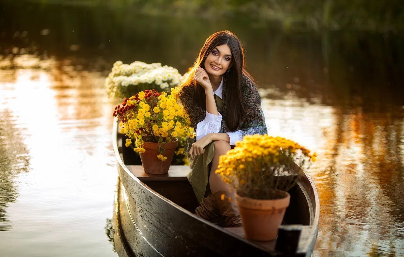 Фото обои взгляд, девушка, цветы, поза, улыбка, река, настроение, лодка