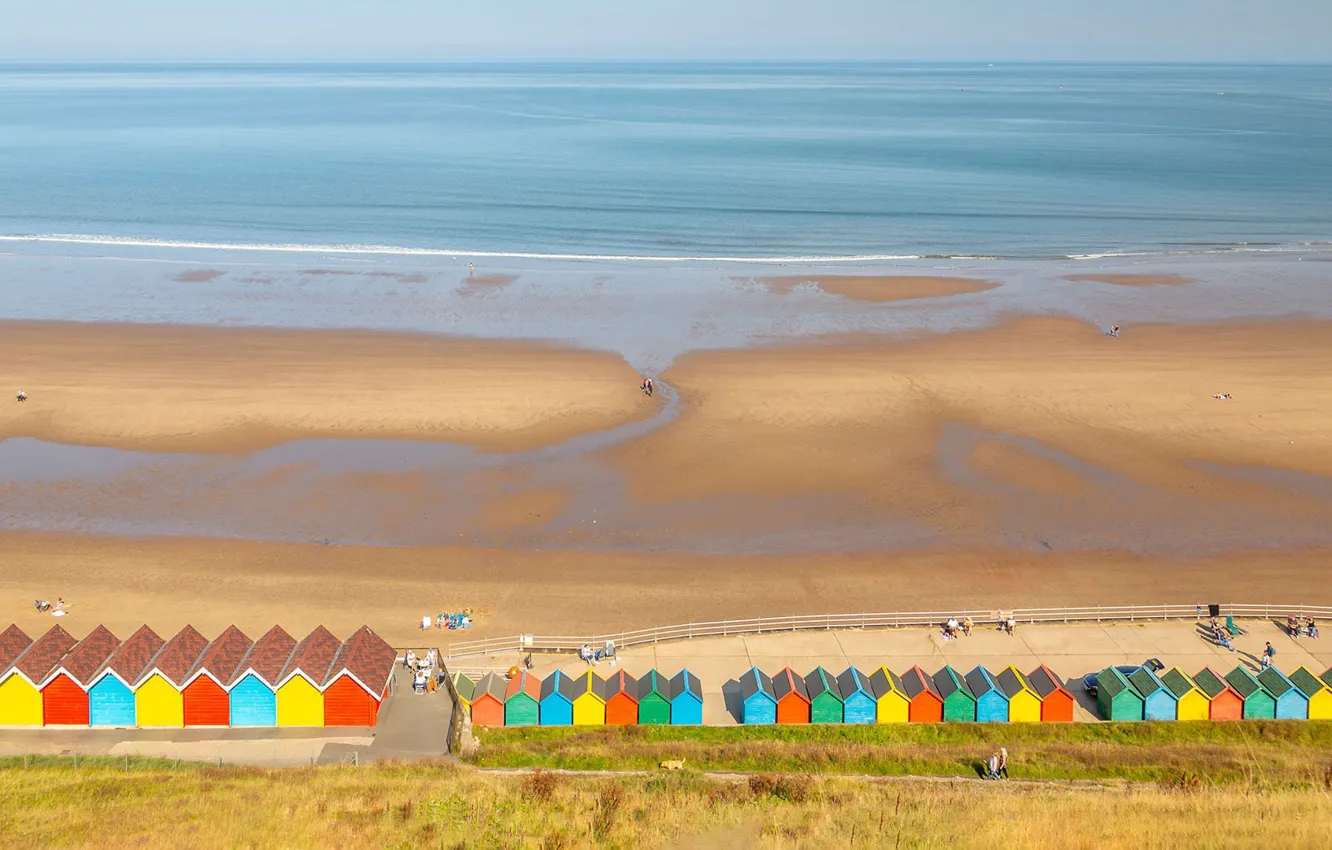 Фото обои пляж, океан, Англия, отлив, Северный Йоркшир, North Yorkshire, золотые пески и красочные хижины Уэст-Клифф-Бич, приморский …