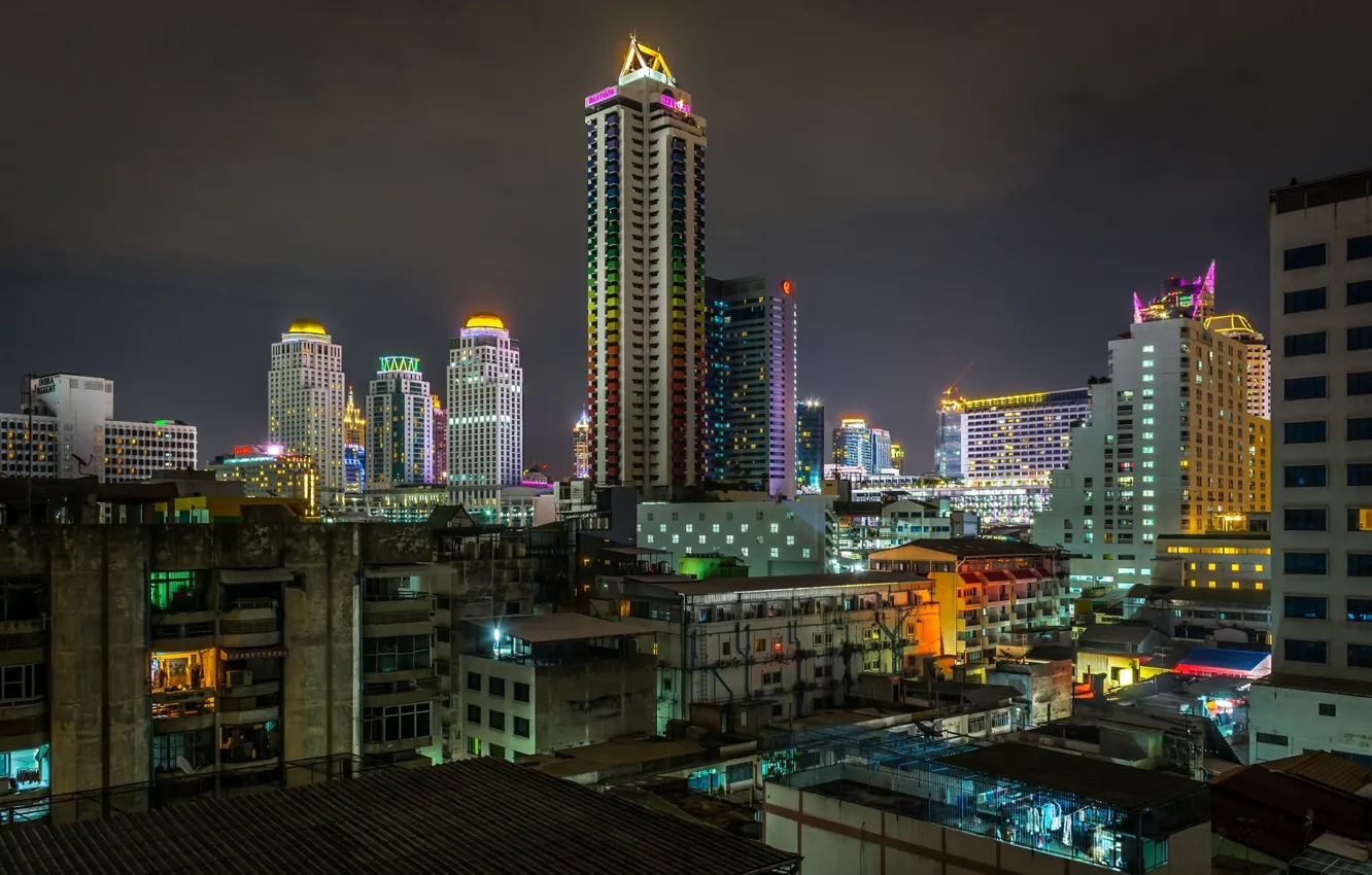 Фото обои ночь, тучи, город, огни, здания, Тайланд, Бангкок, небоскрёбы