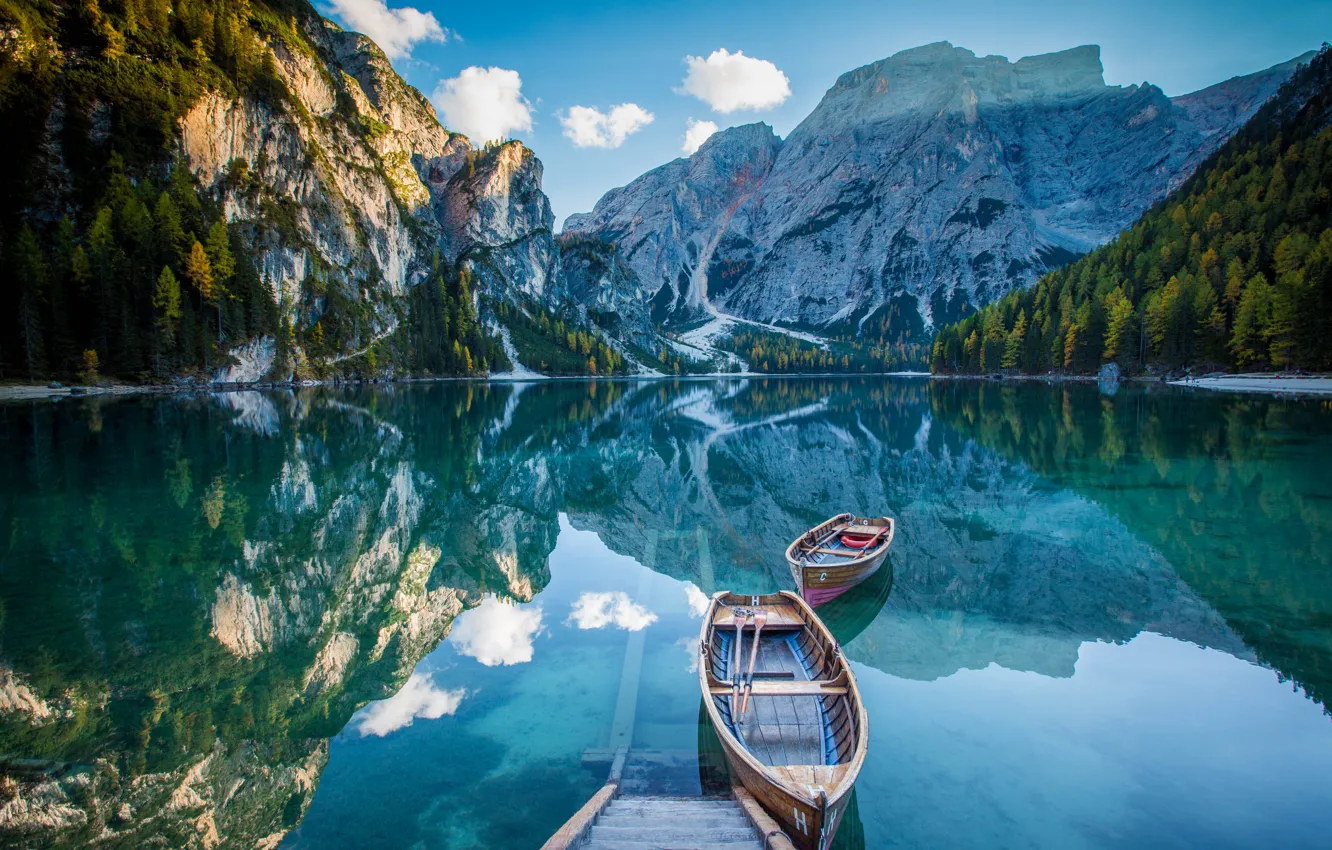 Фото обои горы, озеро, отражение, лодки, зеркало, палуба