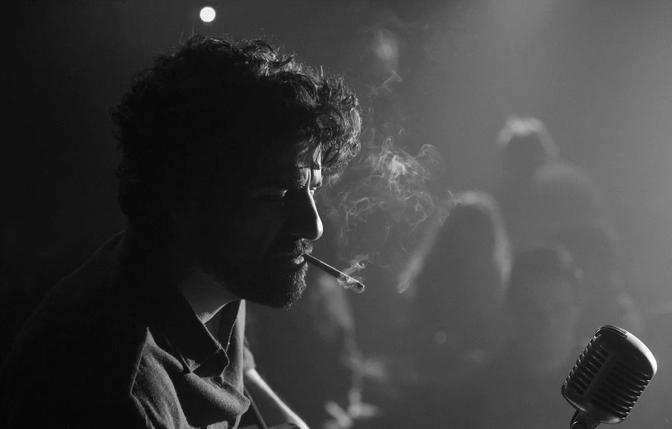 Фото обои дым, ч/б, сигарета, кудряшки, черно-белое, микрофон, борода, полумрак
