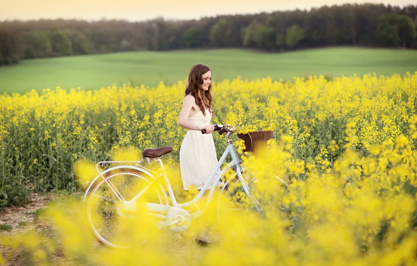 Фото обои поле, девушка, радость, цветы, желтый, природа, велосипед, улыбка
