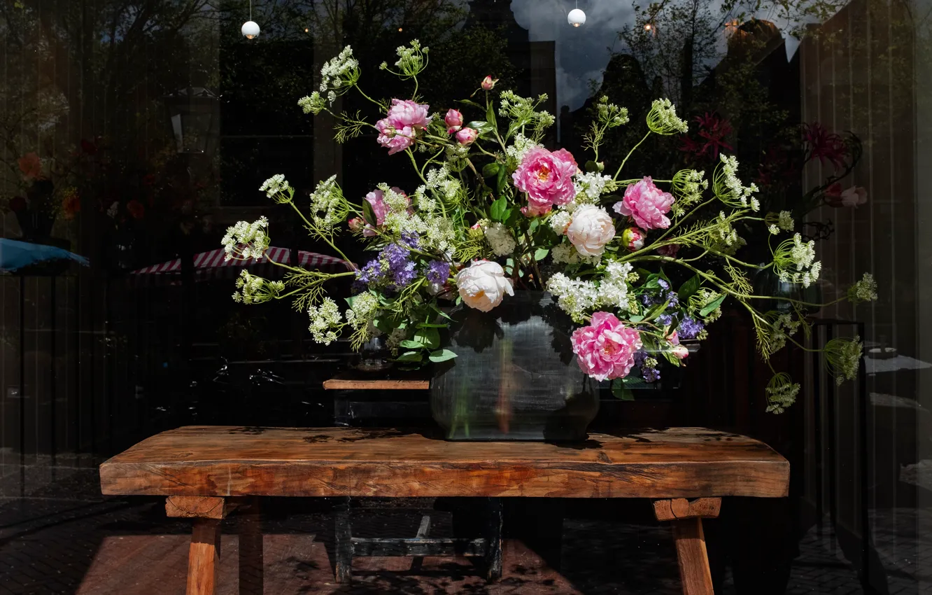 Фото обои лето, стекло, скамейка, город, отражение, темный фон, улица, здания