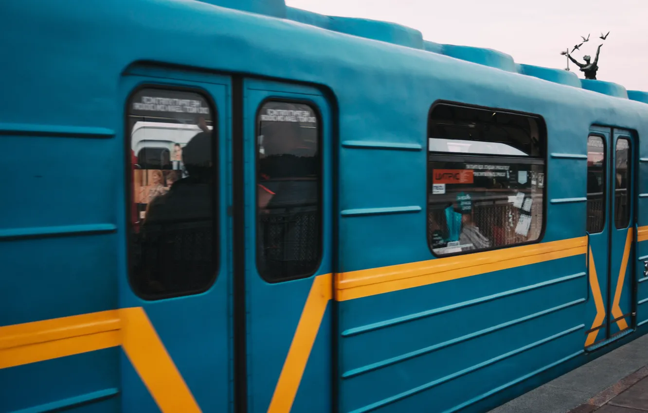 Фото обои движение, люди, метро, станция, реклама, вагон, тени, Киев