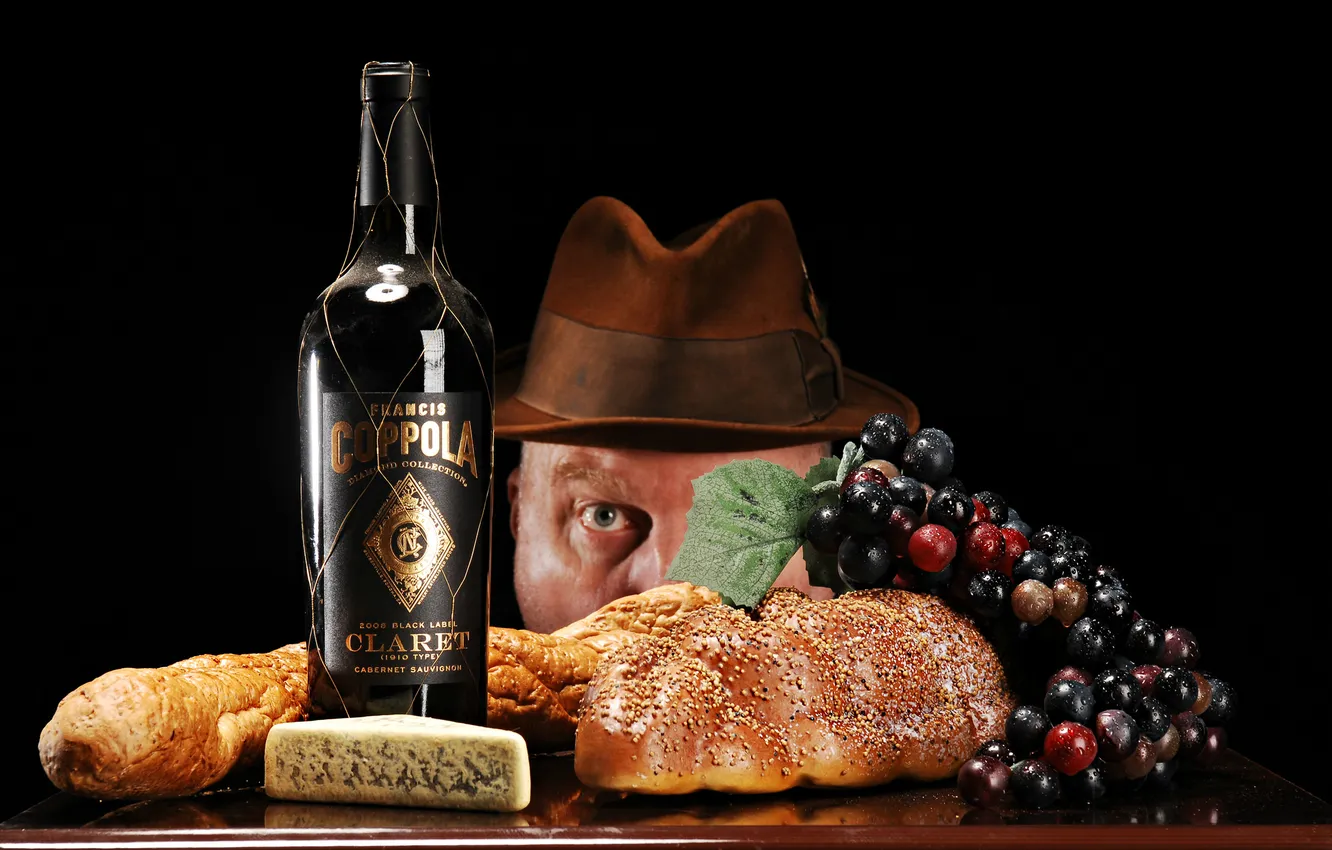 Фото обои глаз, вино, бутылка, мужик, шляпа, сыр, хлеб, виноград