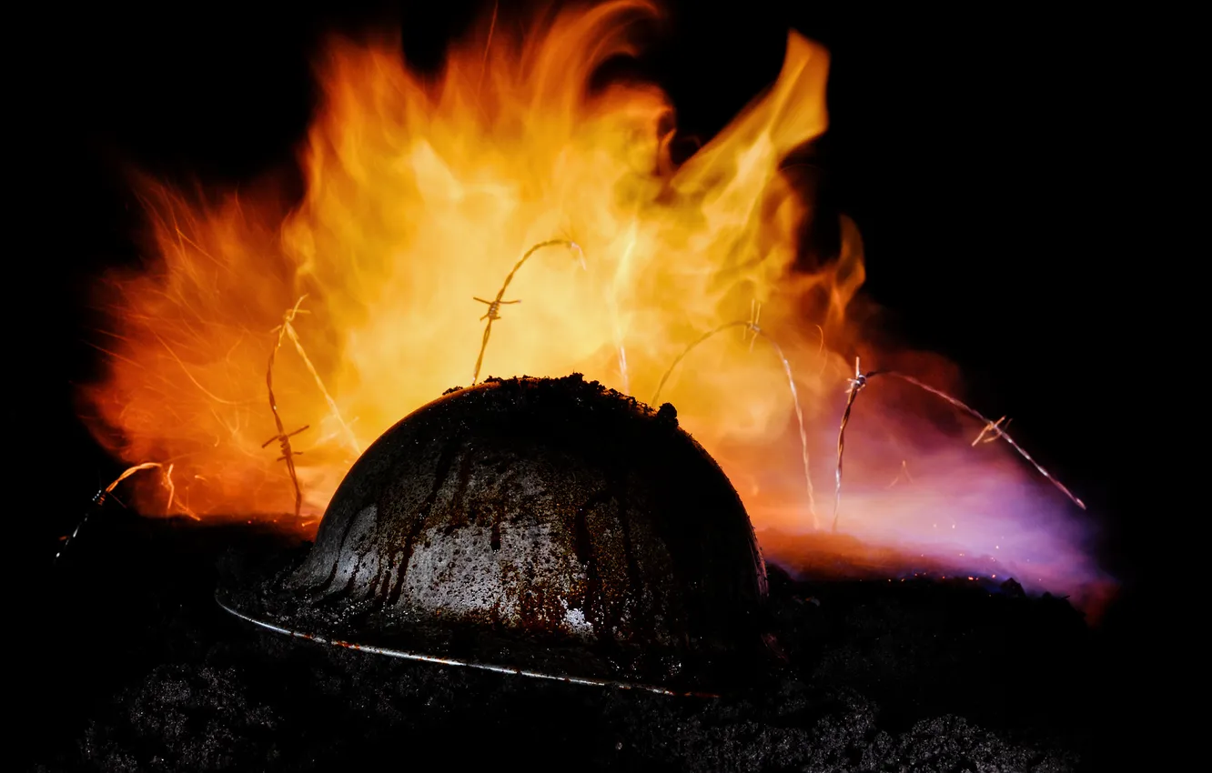 Фото обои фон, пламя, земля, каска, колючая проволока