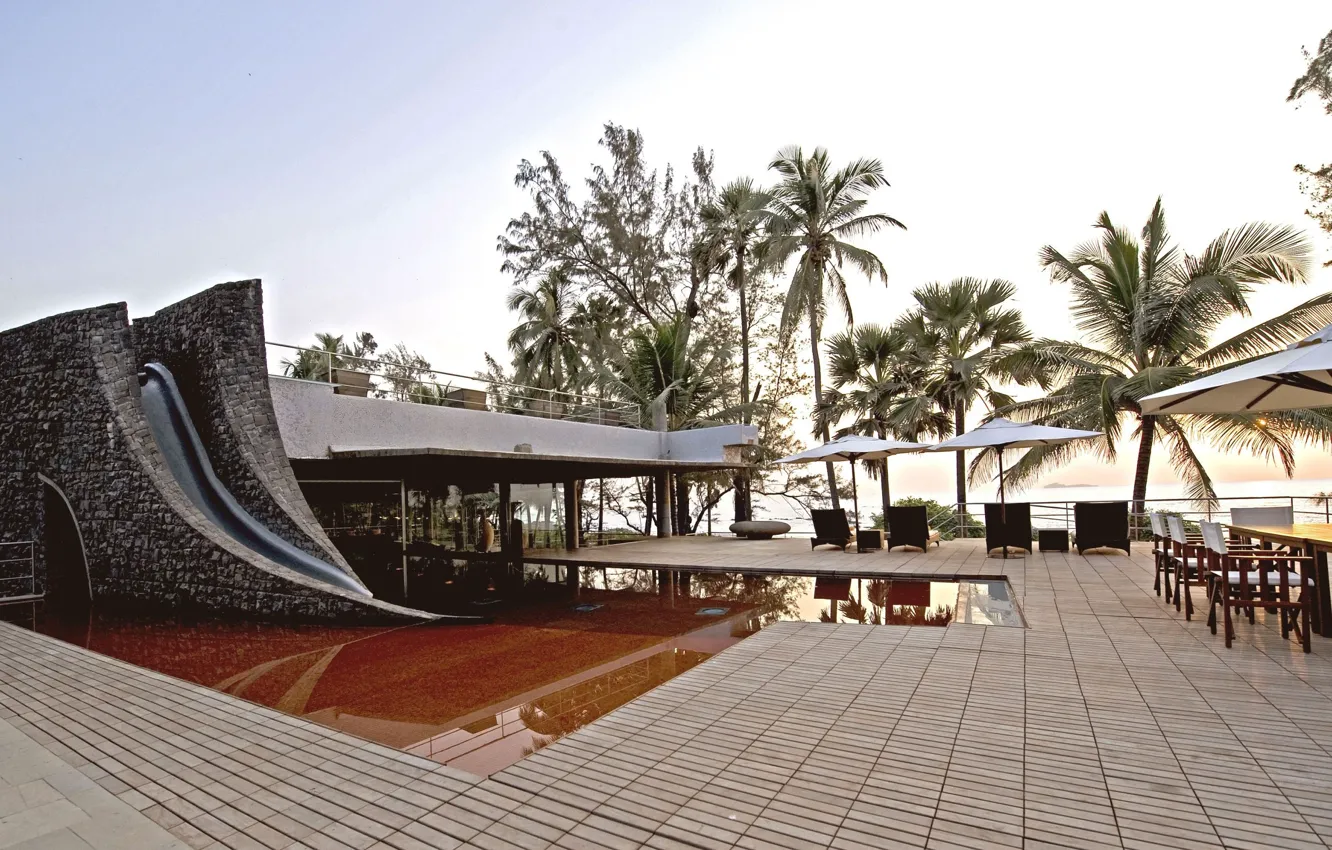 Фото обои пальмы, вилла, Индия, терраса, House by the Sea in Maharashtra, Gurjit Singh Matharoo, бассенй