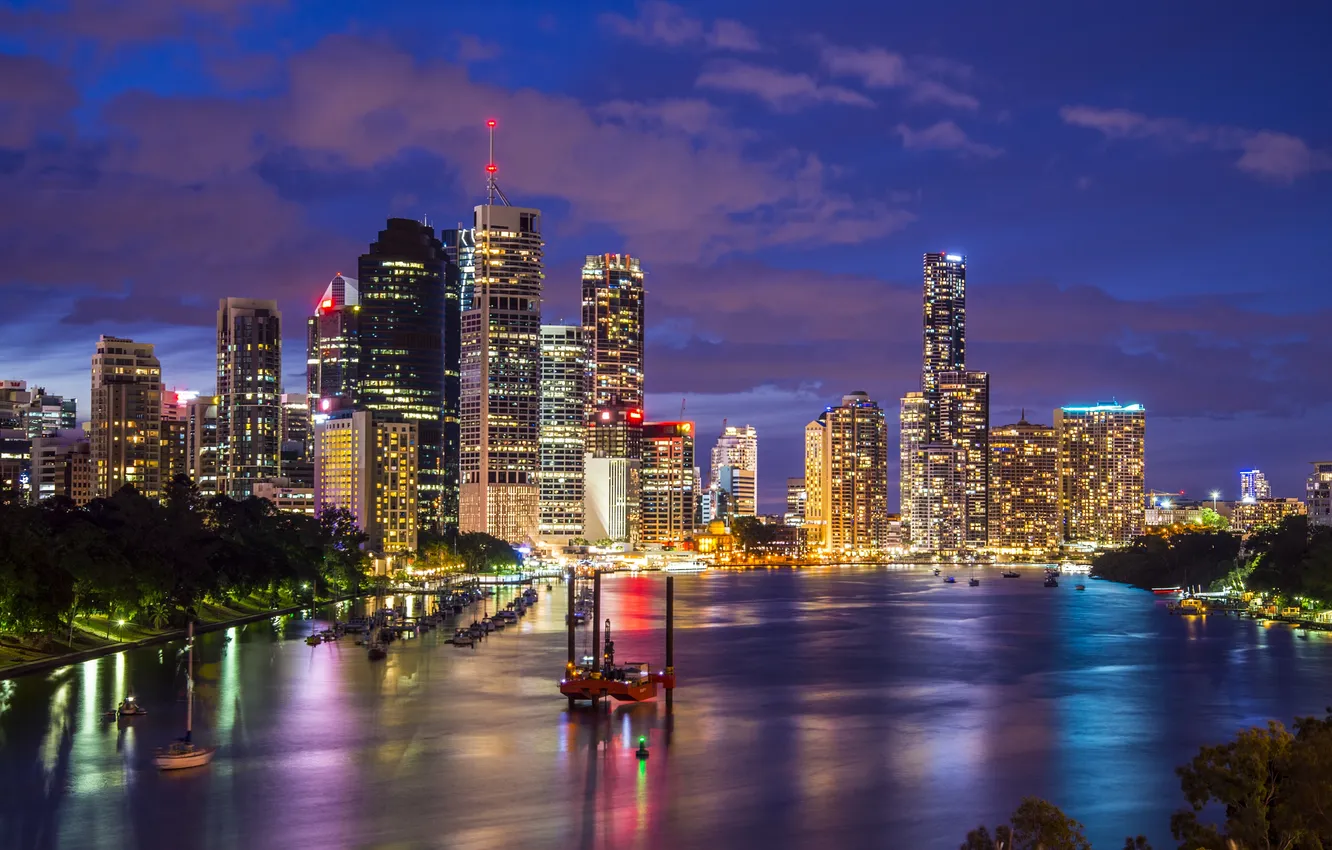 Фото обои ночь, огни, река, дома, небоскребы, лодки, Австралия, Brisbane