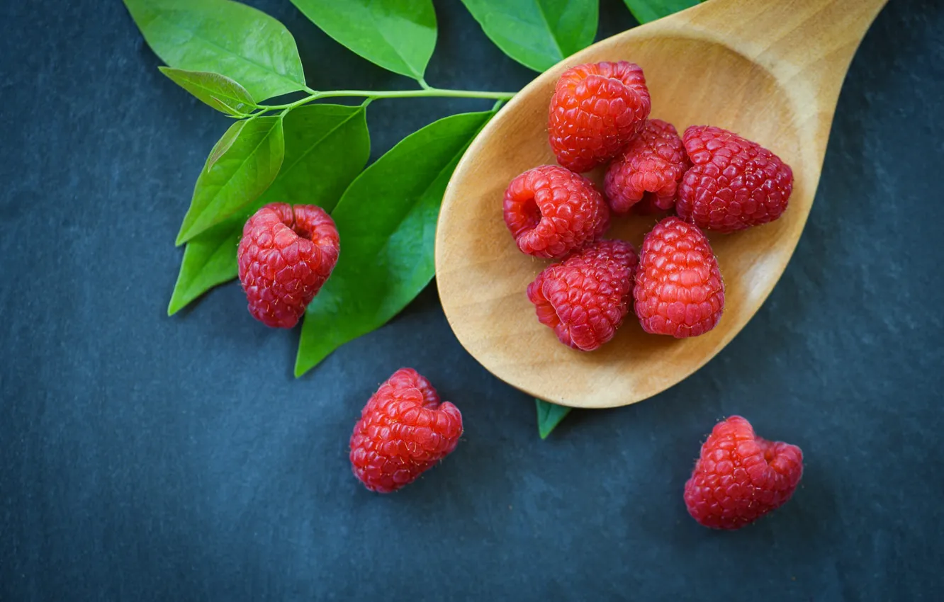 Фото обои листья, синий, ягоды, малина, фон, еда, ложка