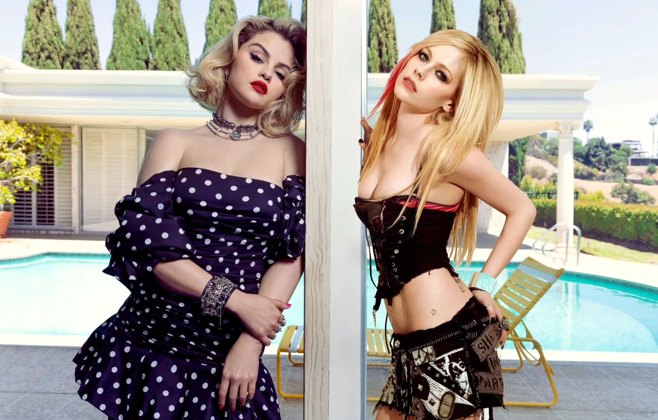 Фото обои wallpaper, outside, uhd, selena gomez and avril lavigne