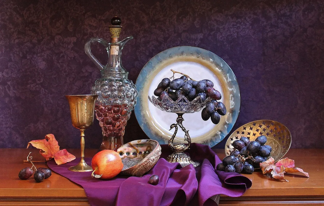 Фото обои вино, бокал, яблоко, тарелка, виноград, кувшин, натюрморт, салфетка