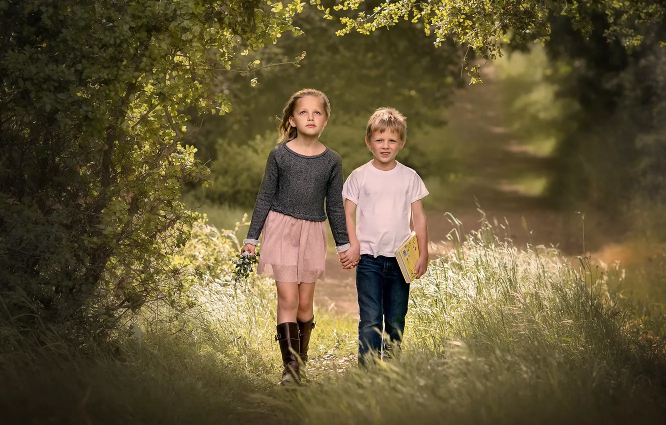 Фото обои трава, дети, тропа, мальчик, девочка, Edie Layland