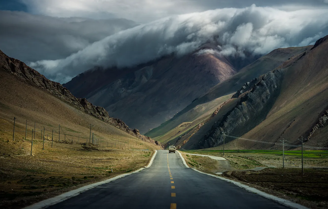 Фото обои дорога, машина, облака, горы, тучи, тибет