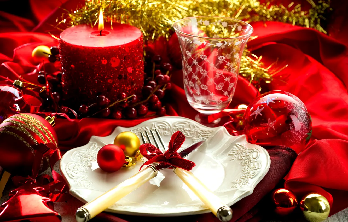 Фото обои шарики, стол, праздник, свеча, Новый Год, бокалы, тарелка, вилки