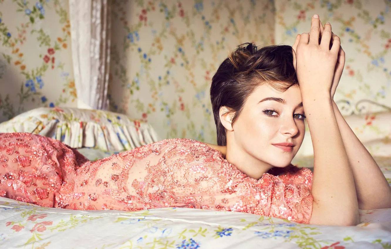 Фото обои девушка, платье, актриса, розовое, лежит, шатенка, Shailene Woodley, Шейлин Вудли