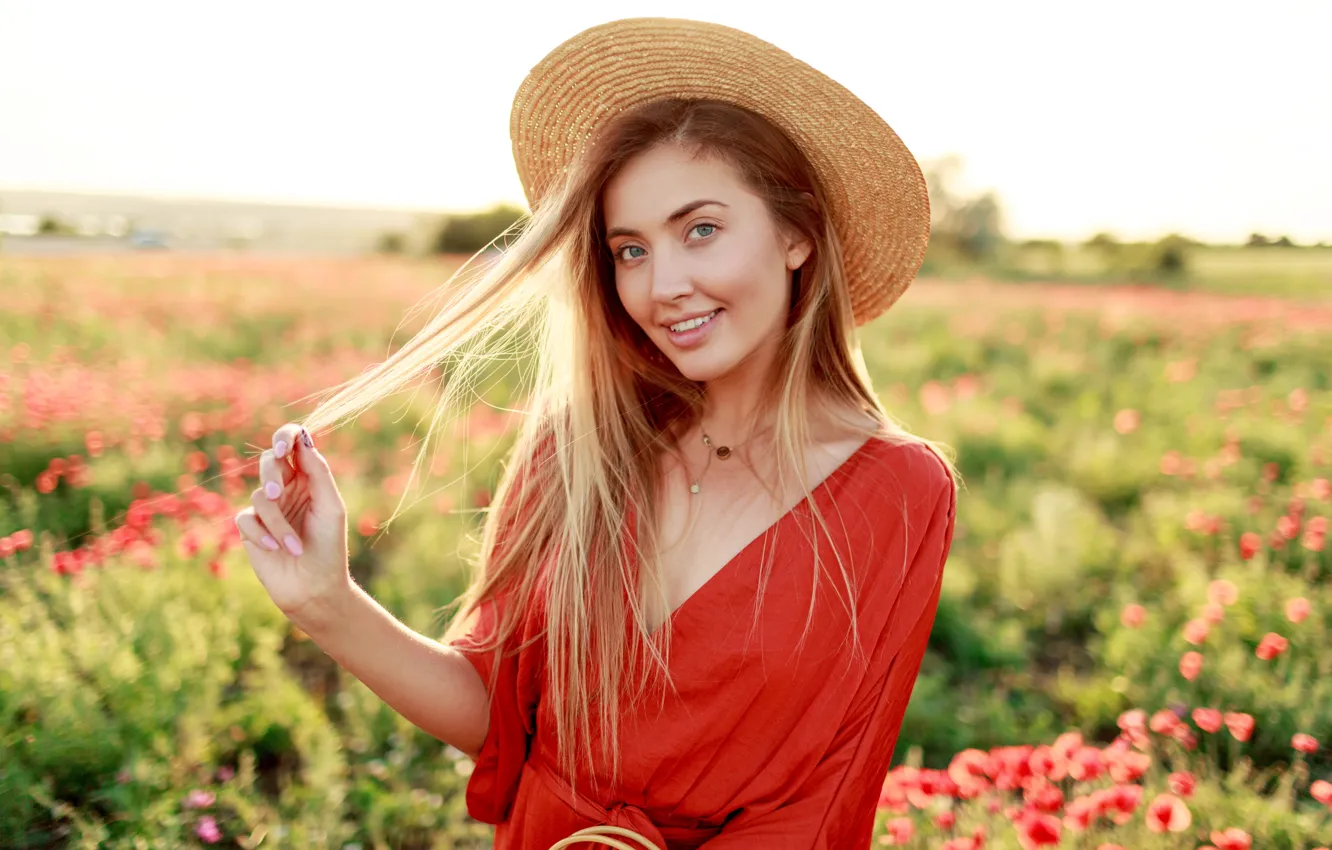 Фото обои небо, девушка, цветы, поза, улыбка, маки, шляпа, руки