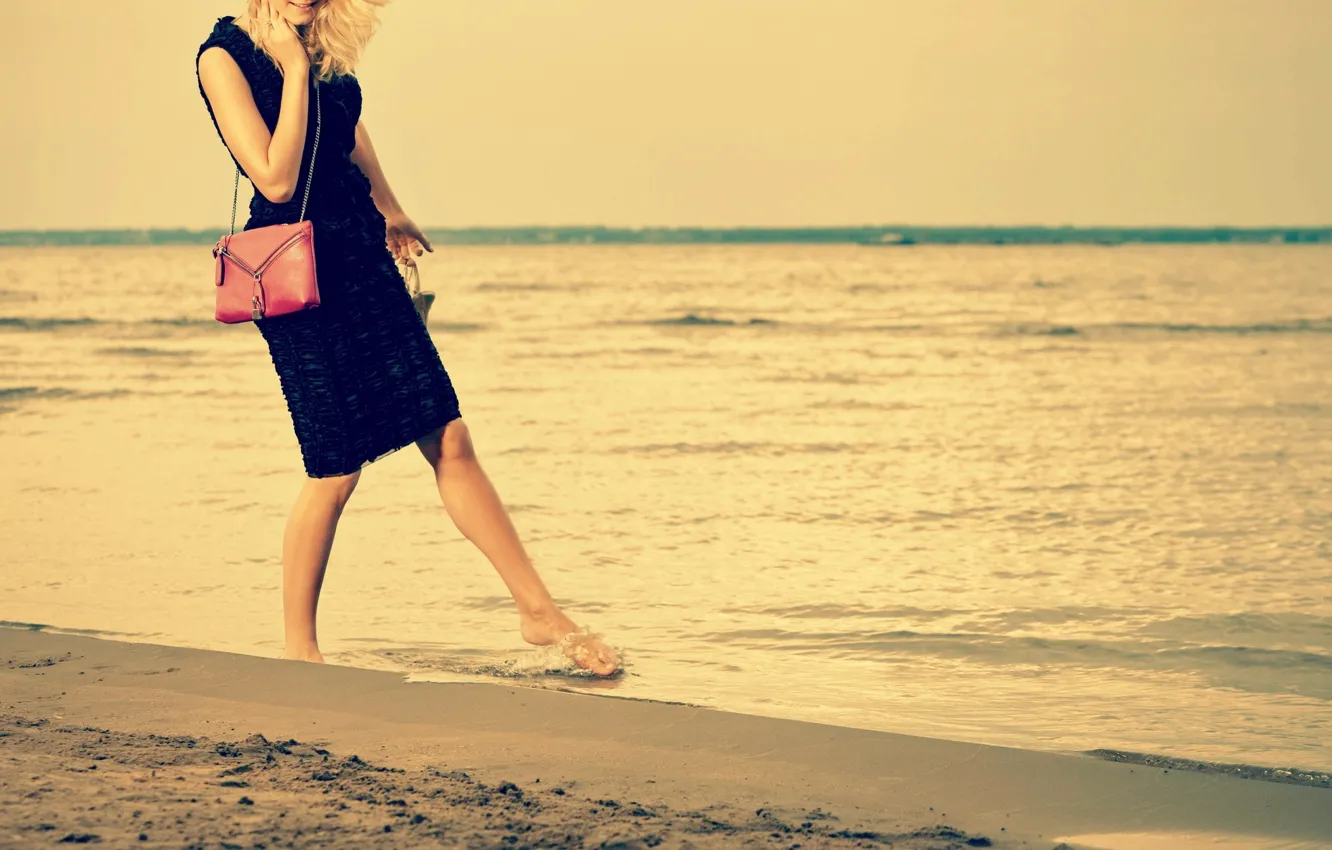 Фото обои песок, море, пляж, вода, девушка, радость, улыбка, фон