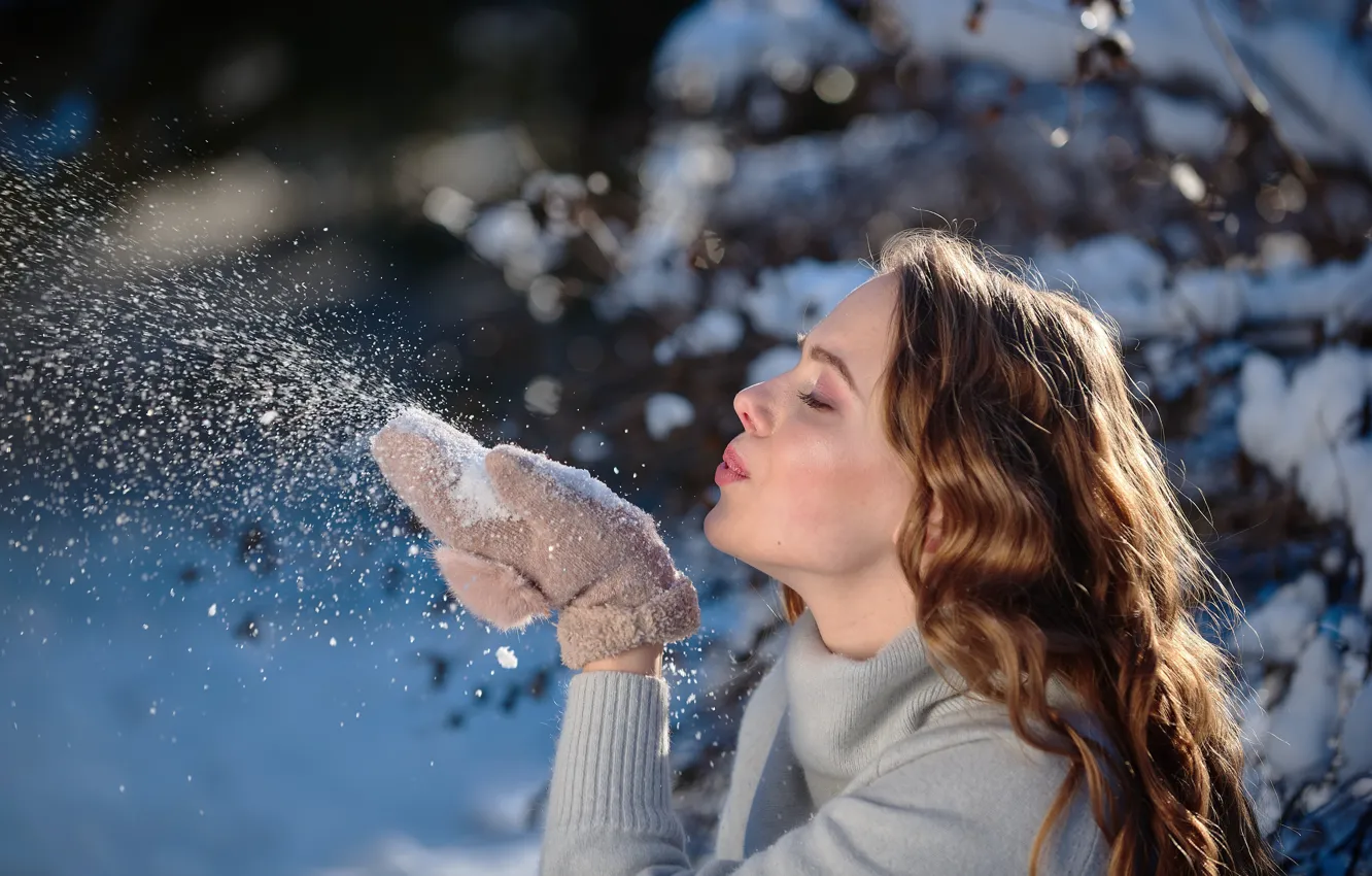 Фото обои зима, девушка, снег, профиль, шатенка, локоны, варежки, Наталья Данильченко