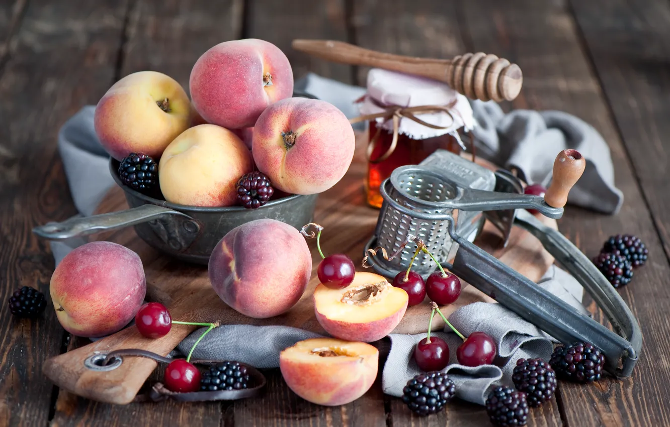 Фото обои вишня, ягоды, персики, ежевика