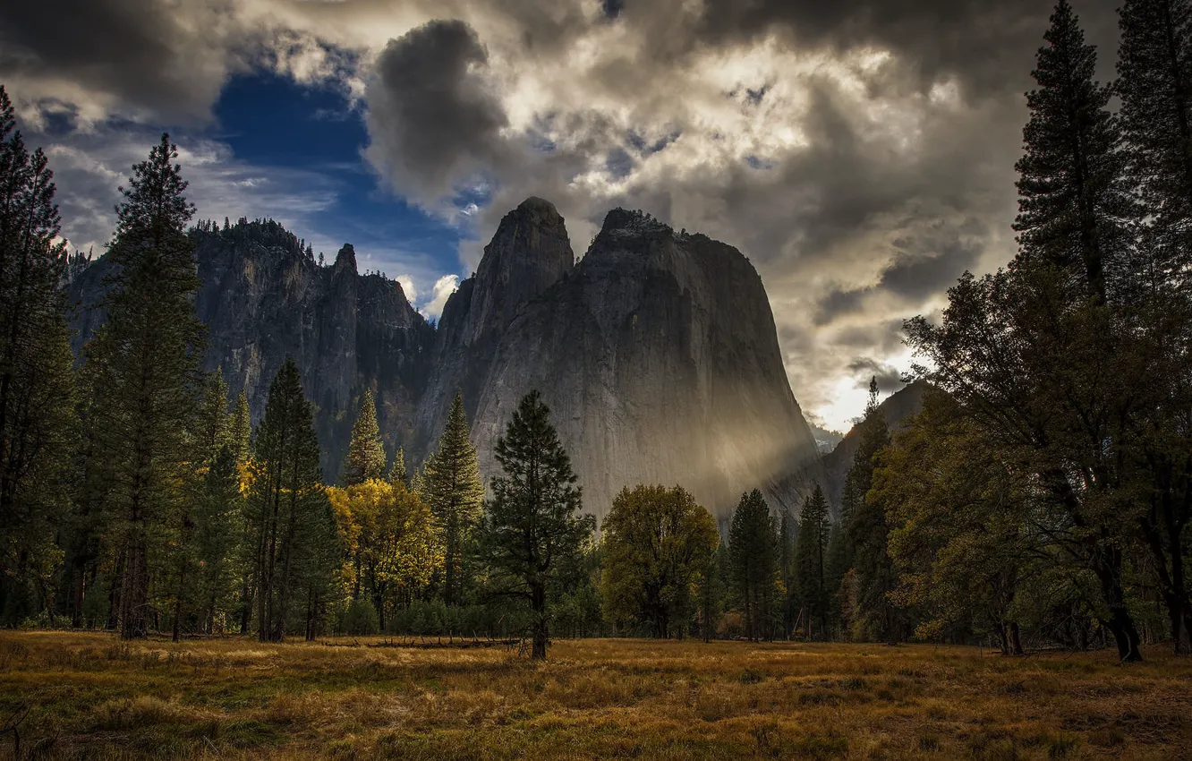 Фото обои осень, небо, трава, деревья, горы, скалы, вечер, США