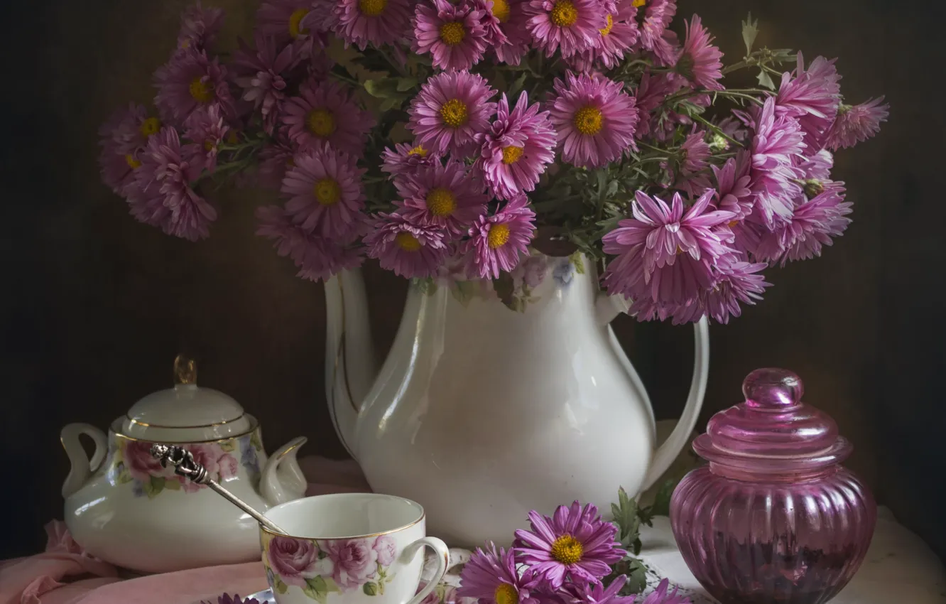 Фото обои цветы, чашка, натюрморт, столик, хризантемы, скатерть, сахарница, кофейник