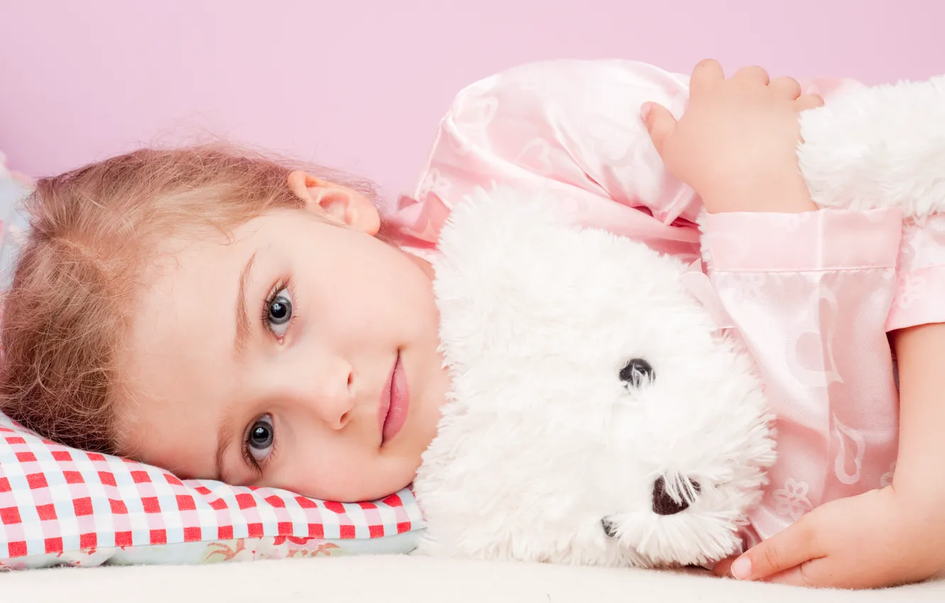 Фото обои взгляд, игрушка, девочка, подушка, пижама, ребёнок, сероглазая, плюшевый мишка
