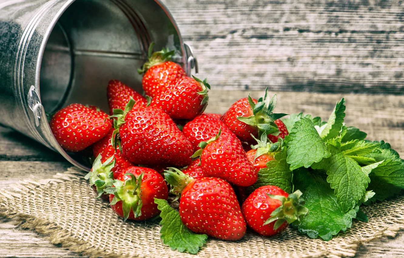 Фото обои ягоды, клубника, ведро, strawberry, fresh berries