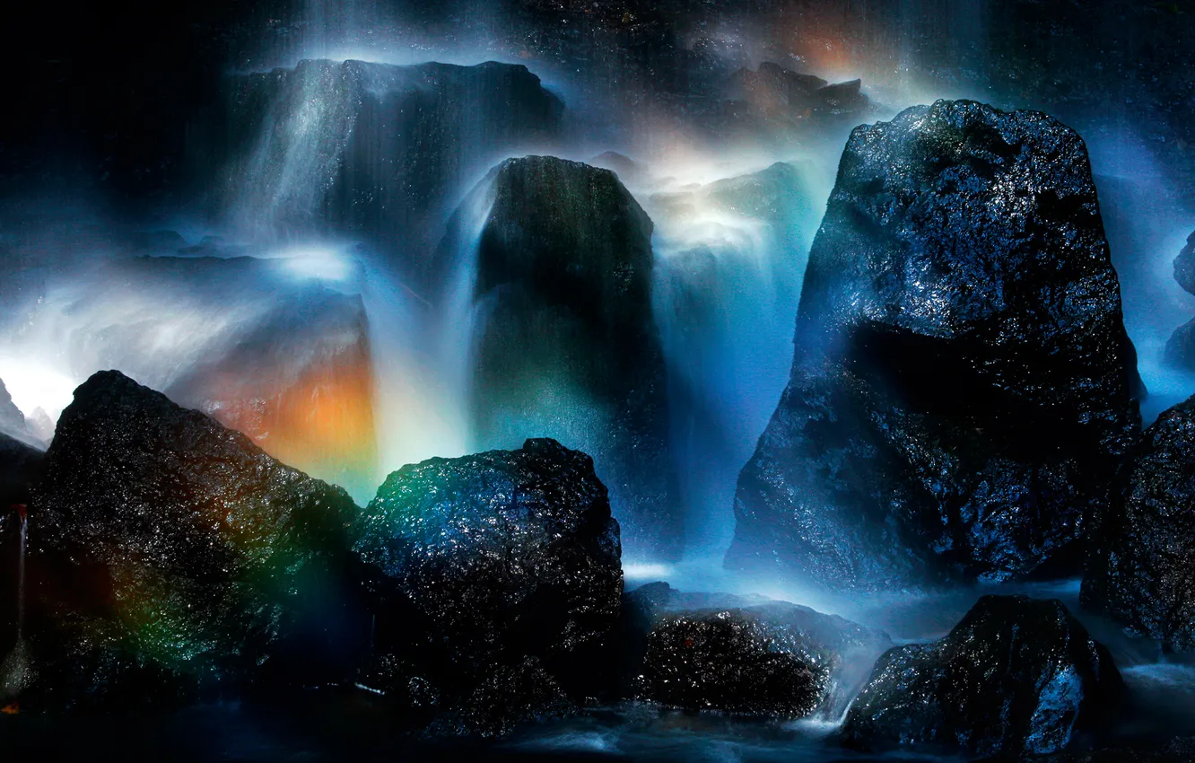 Фото обои брызги, камни, скалы, водопад, радуга, поток