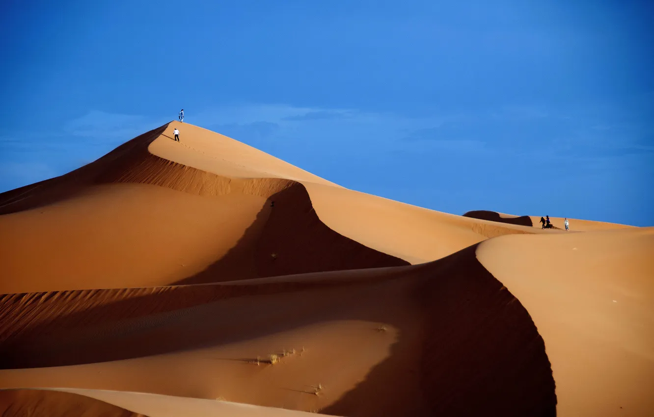 Фото обои песок, небо, люди, пустыня, бархан