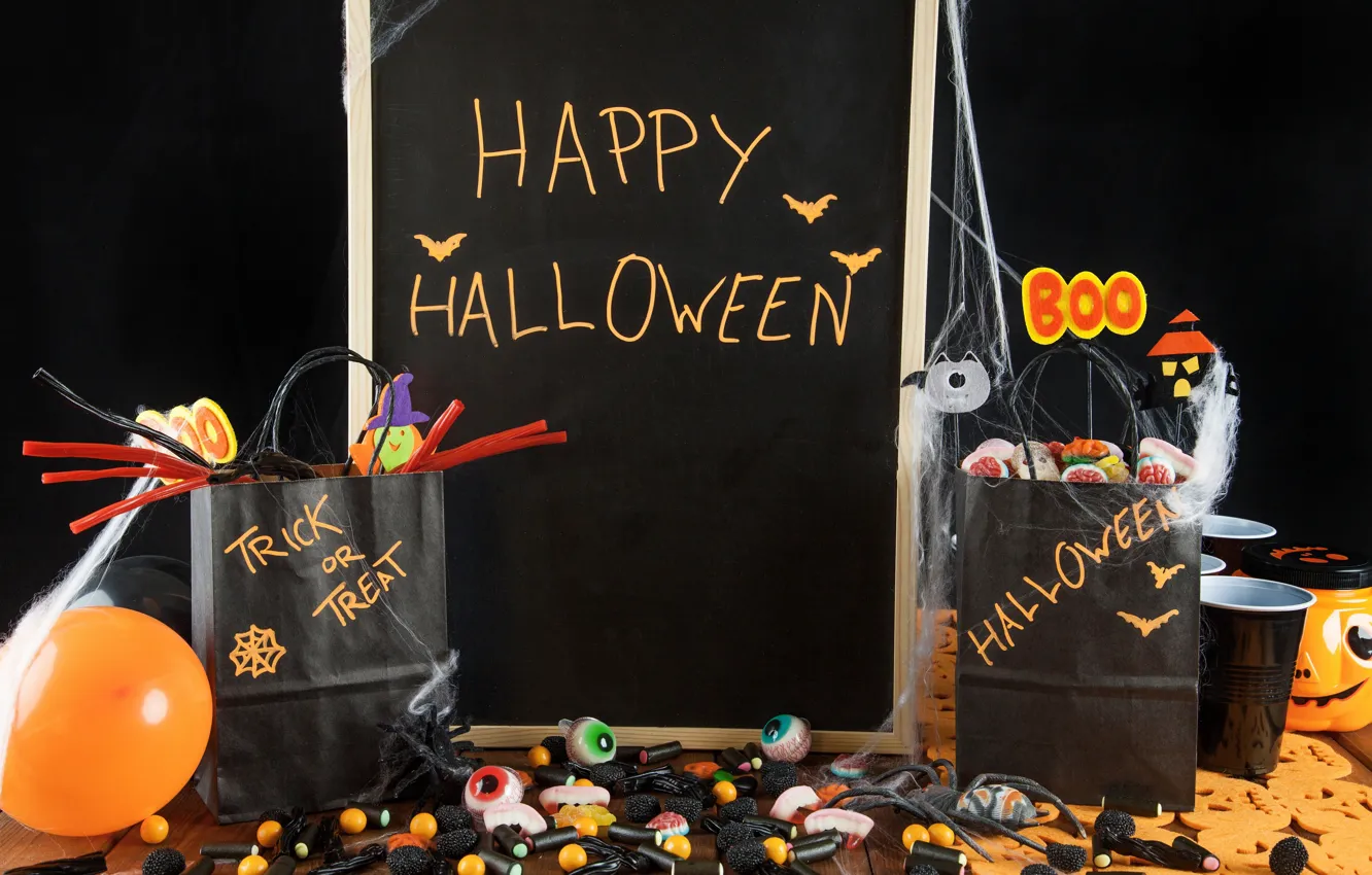 Фото обои стакан, праздник, надпись, доска, хэллоуин, мармелад, сумочки