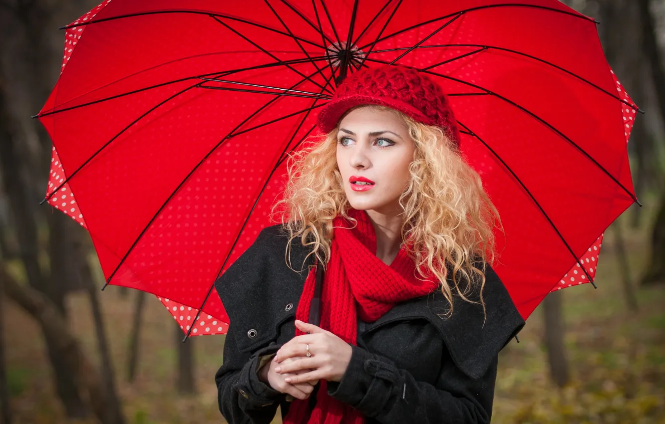 Фото обои взгляд, девушка, зонт, шарф, блондинка, кепи