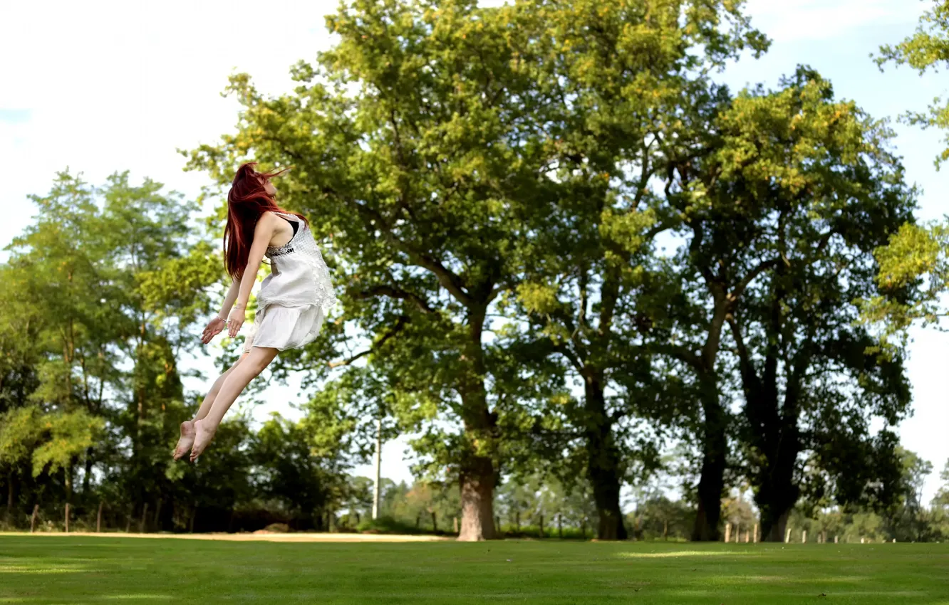 Фото обои девушка, парк, прыжок, полёт