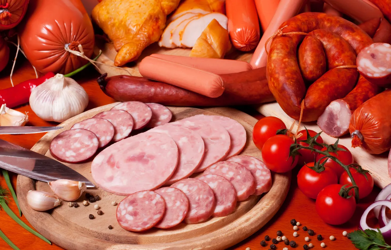 Фото обои сосиски, еда, помидоры, колбаса, мясные продукты