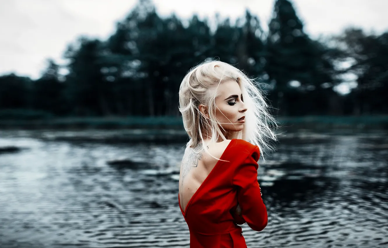 Фото обои вода, ветер, спина, тату, блондинка, татуировка, красное платье