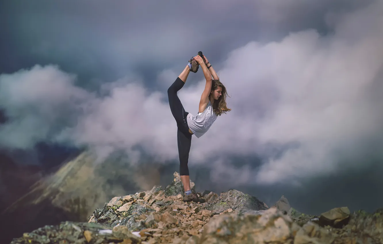 Фото обои девушка, облака, горы, спортсменка, Stretch, растяжка