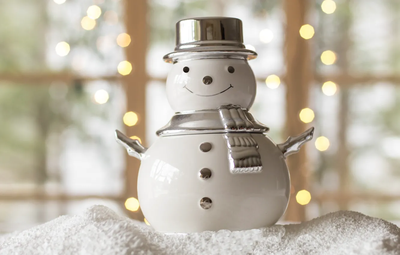 Фото обои зима, белый, снег, металл, огни, улыбка, праздник, игрушка