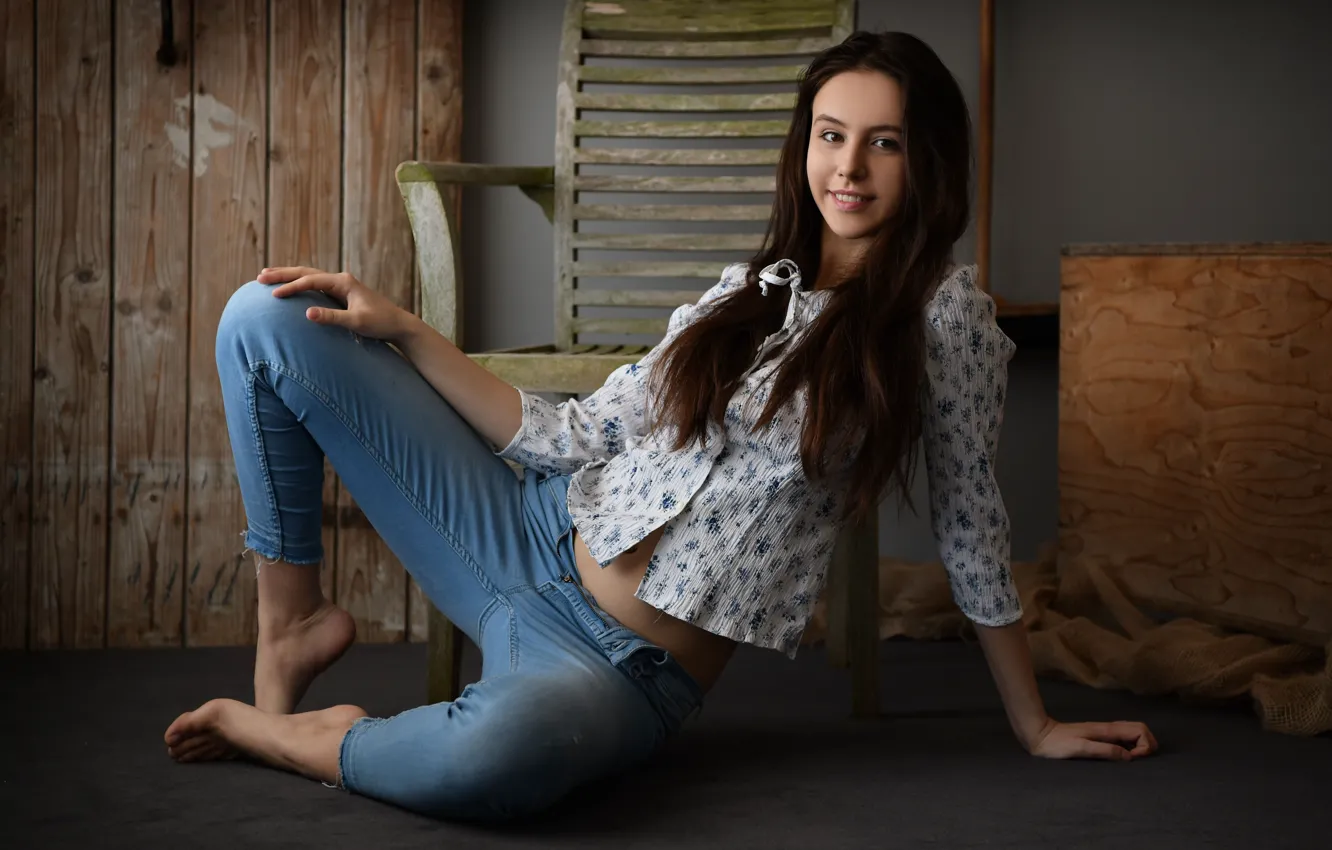 Фото обои box, hot girl, wood, chair, sexy woman, posing, door, beautiful face