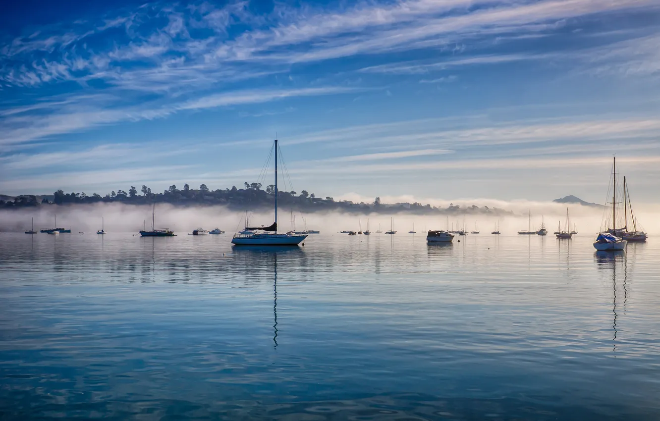Фото обои небо, туман, лодка, бухта, утро, яхта