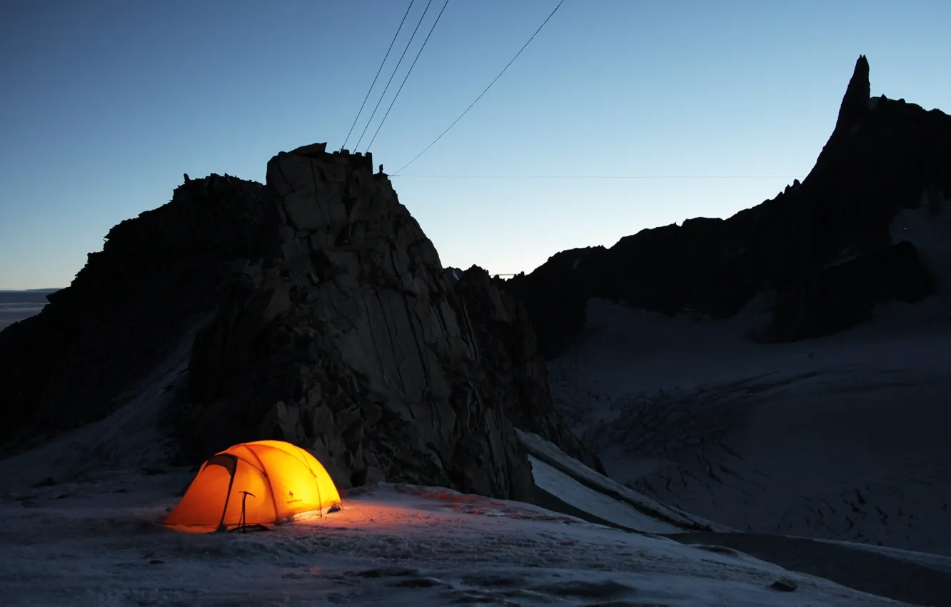 Фото обои снег, скалы, палатка, сумерки, путешествие, экспедиция