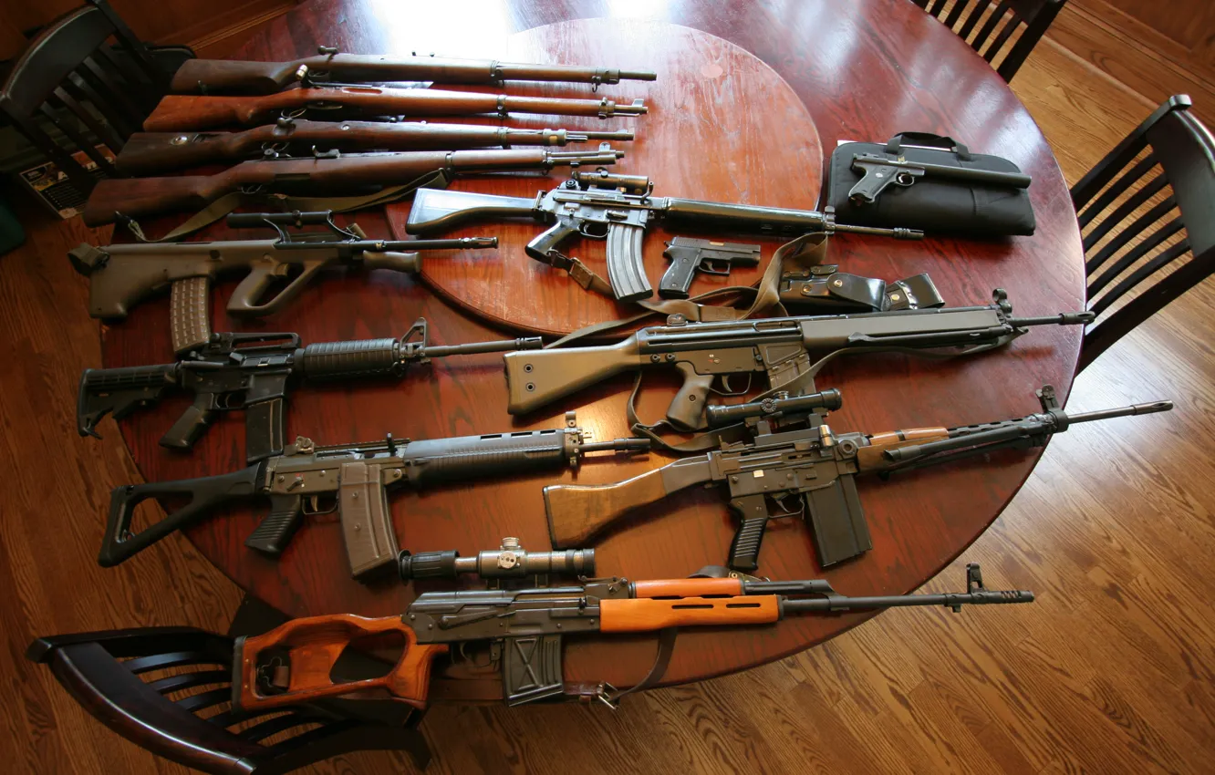 Фото обои оружие, стол, пистолеты, снайперская винтовка, автоматы, штурмовые винтовки
